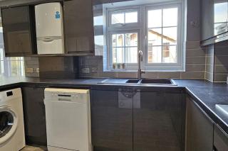 BSE Homes & Properties Ltd 4-Bedroom Home, Harlow , with Parking sleeps 6 - 4