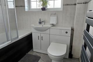 BSE Homes & Properties Ltd 4-Bedroom Home, Harlow , with Parking sleeps 6 - 3