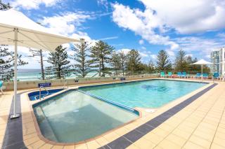 Beachfront 2-Bed with Pool, BBQ & Tennis Court - Gold Coast - 0