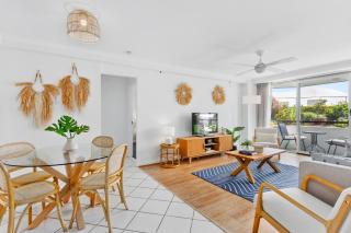 Beachfront 2-Bed with Pool, BBQ & Tennis Court - Gold Coast - 4