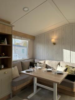 Luxury Lakeside Lodge, Hot Tub & Private Fishing - 5
