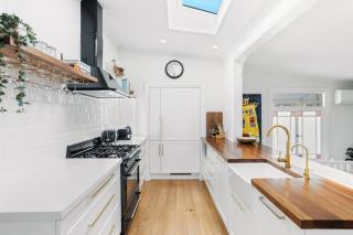 Tranquil 2-Bed Family Home with Deck Among Trees - Brisbane - 8