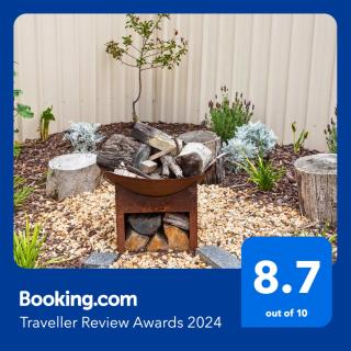 Gorgeous Renovated Cottage in Heart of Victor - 1