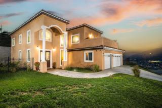 Luxurious Estate w/ Heated Pool and Amazing Views - San Bernardino - 9