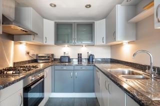 ExCel, O2, Canary Wharf, London City Airport - Free Parking - 2
