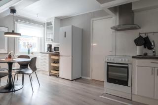 Guestly Homes - 2BR Central Charm - 3