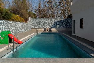 StayVista's Amorist Villa - Amidst Greenery with Terrace, Kids Zone, Snooker Table, Turf - Karjat - 8
