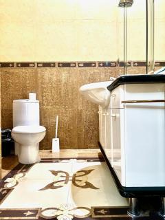 390 Очень теплая квартира с видом на Байтерек с 2 большими кроватями и 2 санузлами - 1