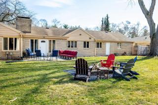 Summer Special! Great for Gatherings, King Beds, Firepit, Pet Friendly with Huge Fenced Yard - South Bend - 4