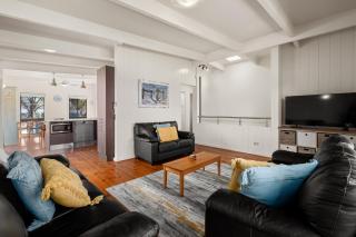 Spacious 4-Bed Home 5-min from the Beach - Capel Sound - 2