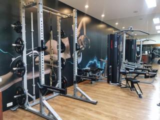 BGC stays+Free pool&Gym access,200 MBPS - Manila - 8