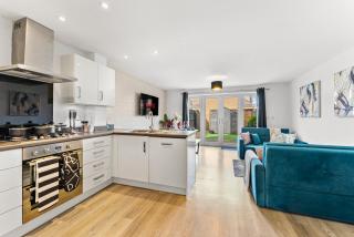 Stylish 4 bed - Parking - Sleeps 14 - 5