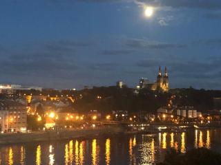 Super Solo Traveler's Loft with Stunning Prague Views - Prague - 1