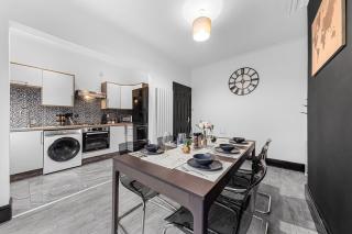 Luxury by the Sea, Beautiful 3 bedroom House with Fast WiFi, King Bed, Lovely Garden! Blackpool's Finest Getaway Experience for up to 8 Guests! - Blackpool - 4
