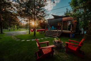 The Nest - Romantic Tiny Home with a Vintage Vibes, 10 mins to Winery - Deseronto - 0