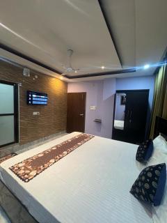 HOTEL AARNA - 2