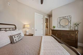 Luxury Condo by BK Stays - Walk To Everything - Spacious Balcony - Amazing Downtown Views - 2 Bedrooms - Blue Ridge - 5