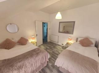 1 Bedroom Flat w/ 2 beds - 0