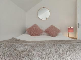 1 Bedroom Flat w/ 2 beds - 5