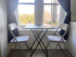 1 Bedroom Flat w/ 2 beds - 4