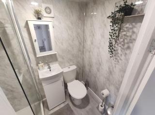 1 Bedroom Flat w/ 2 beds - 2