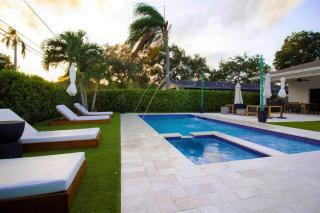 Modern & Bright Retreat by the Beach, Airport & Casino! Pool & Jacuzzi! - 0