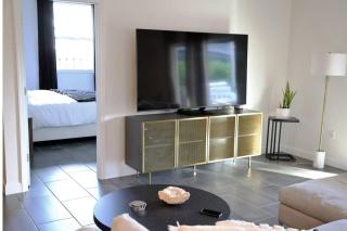 Modern & Bright Retreat by the Beach, Airport & Casino! Pool & Jacuzzi! - 8