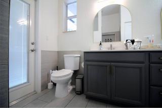 Modern & Bright Retreat by the Beach, Airport & Casino! Pool & Jacuzzi! - 7