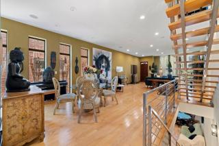 Zen Oasis of Elegance: Expansive Executive Home - Chicago - 2