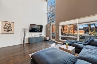 Amazing 4BR 4BA Oasis w Rooftop & Stunning Design - Chicago - 2