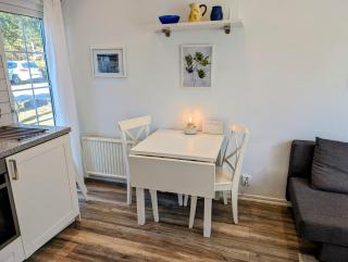 Tiny house for four 200 m from beautiful white sandy beach and 20 min from Malmö - with internet, Netflix and parking included - 1