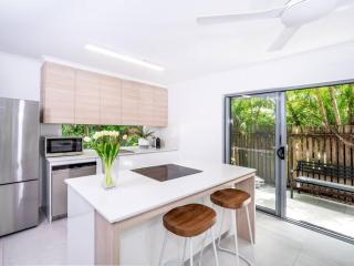 Serene 2BR Beachfront Getaway on the Esplanade - Clifton Beach - 9