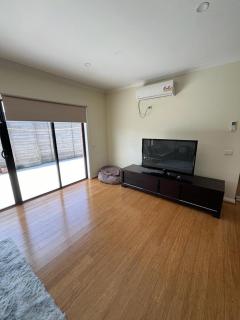 Spacious & Sunny 2BR with garage,11 min to airport - 7