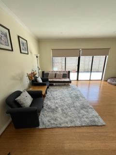 Spacious & Sunny 2BR with garage,11 min to airport - 8