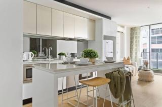 High-Rise 2BR Apt CBD I Pool, Gym & Prime Location - 5