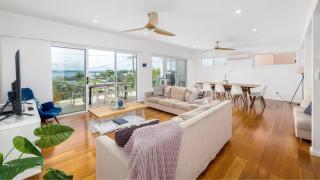 Embracing Dutchies - Nelson Bay - 0
