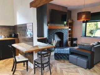 2 BDR House - Ideal for Short Breaks & Contractors - Rochdale - 0