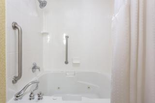 Holiday Inn Express Tower Center New Brunswick by IHG - 8