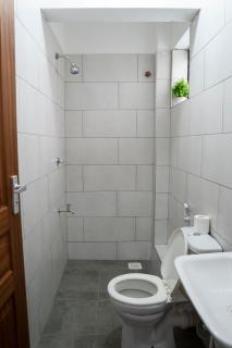 AC, 1 BR, 43 inch Smart TV, Hot shower- LightHouse - Mombassa - 7
