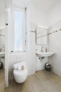 Front Lake Pearl 5 for 6PAX -By EasyLife Swiss - Lugano - 4