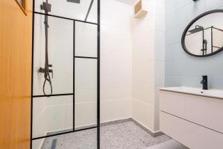 Sky-High: 15th Floor Modern Accommodation in Doamna Ghica Area - 6