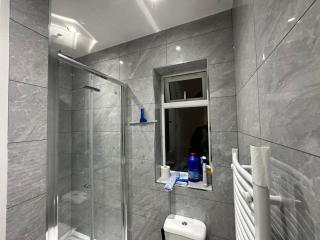 Luxury Ensuite 2nd Studio Flat With Great Views in Keedonwood Road With Fully Own Bathroom Newly Added And Private Kitchenette - 1