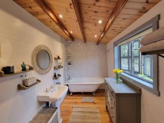 The Retreat 1 bed cabin in the woods - 3