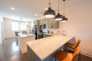Townhouse . Rooftop . Cloud Couch . 85 Inch TV . 2 Miles from UPTOWN CHARLOTTE - Charlotte - 3