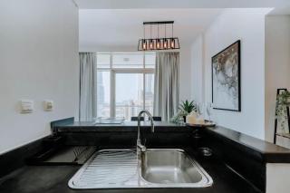 Chic 1BR Sea View Dubai Marina - Dubai - 3
