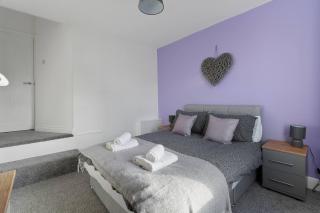 Spacious 5-bed House Private Parking - 0