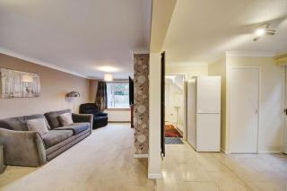 Beautiful home close to town Free Netflix, Wifi - Solihull - 2