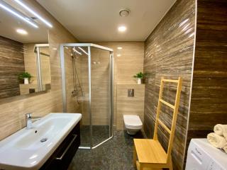 Charming City Centre Apartment with Free Parking and Spacious Balcony - 4