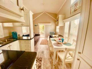 Pinecraft Tiny Home 'Green Parrot ' - Sarasota - 5