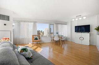 Modern 2-Bedroom Condo w Floor to Ceiling Windows - Toronto - 5